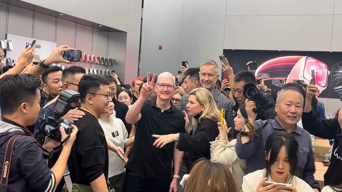CEO Apple Tim Cook đến thăm Việt Nam